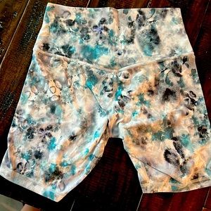 Lululemon size 8 geode bike shorts